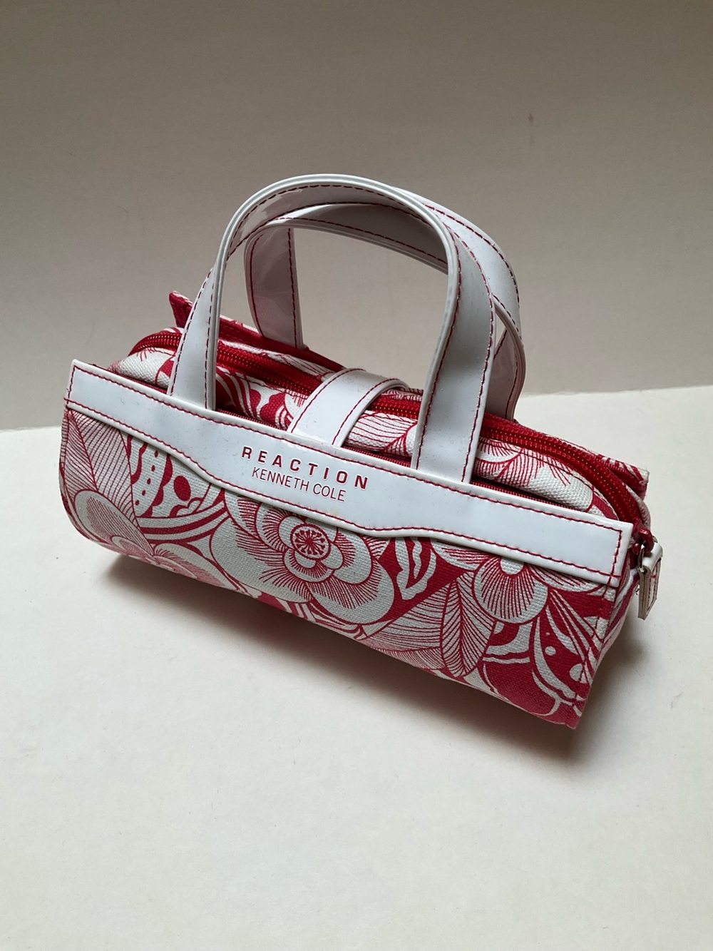 NWOT Kenneth Cole Reaction Red and White Floral Barrel Cosmetic Bag Travel case